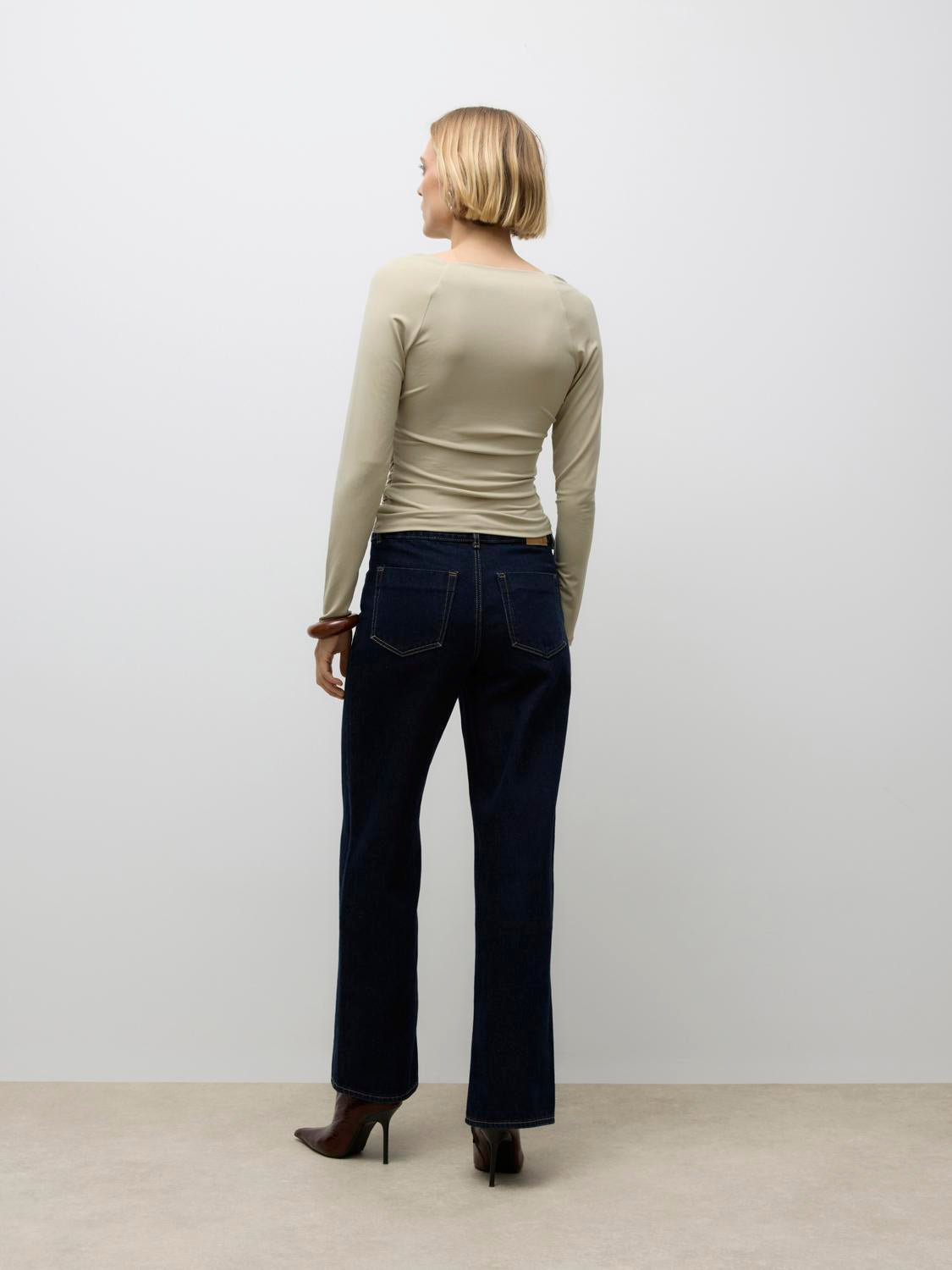 model_shot-back